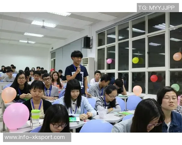 大球后退失足鞋子滑落意外摔倒引发全场哄笑的囧事 大球后退失足鞋子滑落意外摔倒引发全场哄笑的囧事